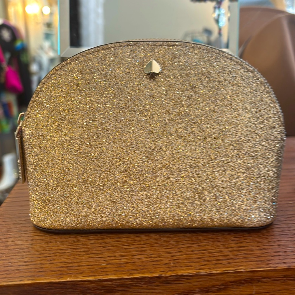 Kate Spade-burgess court dome cosmetic case
Like new condition 
Zip closure